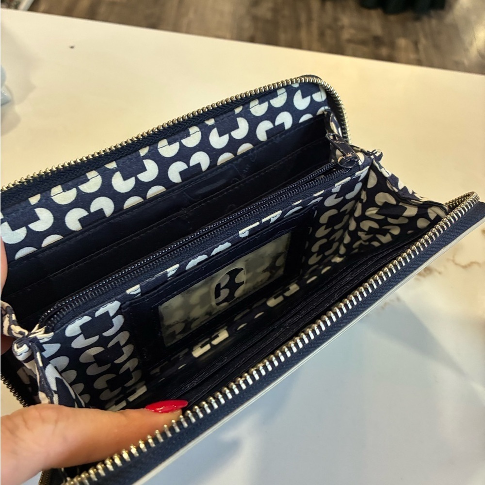 Vera Bradley Zip Around Closure Dark Blue Womens Wallet - Picture 3 of 3